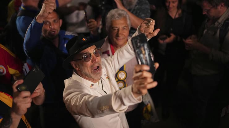 בוטקרשט רומניה תומכיו שלג'ורג' סימיון מועמד הימין הקיצוני חוגגים את ניצחונו בסיבוב הראשון בבחירות לנשיאות רומניה