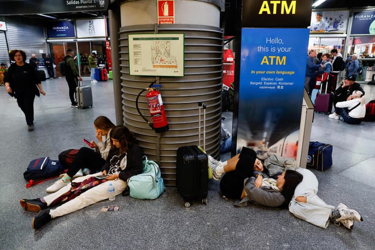 נוסעים תקועים בתחנות רכבת ב מדריד ספרד בעקבות שיבושים שנגרמו מגניבת כבלים