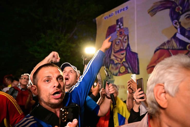 בוטקרשט רומניה תומכיו שלג'ורג' סימיון מועמד הימין הקיצוני חוגגים את ניצחונו בסיבוב הראשון בבחירות לנשיאות רומניה