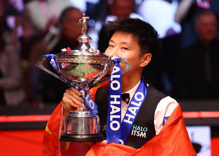 נשיקה לגביע (צילום: Reuters/Andrew Boyers) ז'או שינטונג