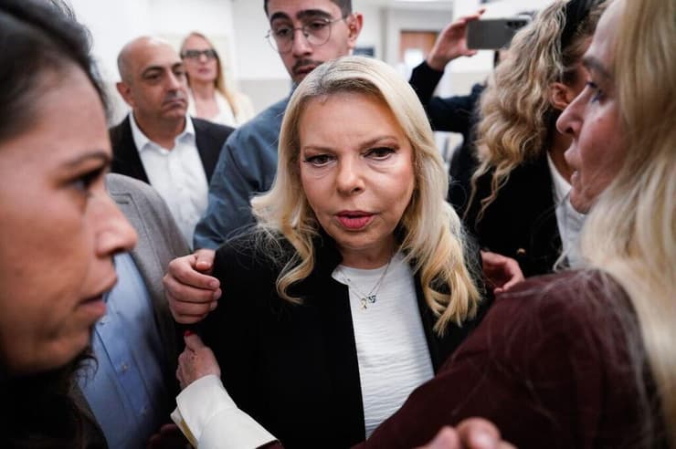 גם היא הגיעה. שרה נתניהו (צילום: שלו שלום) שרה נתניהו נכנסת לעדותה במשפט כנגד סילבי גנסיה בבית הדין האזורי לעבודה בירושלים