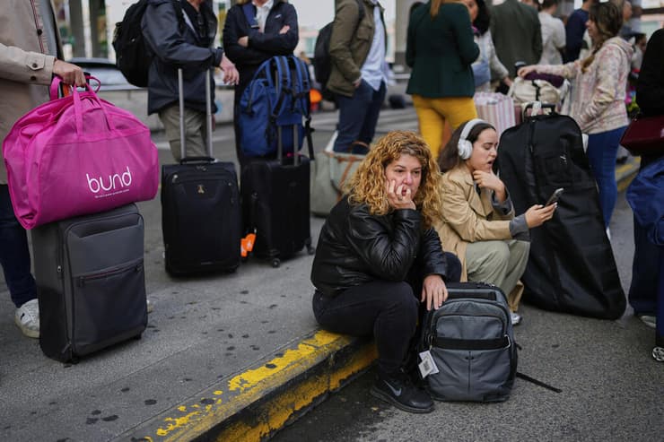 נוסעים תקועים בתחנות רכבת ב מדריד ספרד בעקבות שיבושים שנגרמו מגניבת כבלים