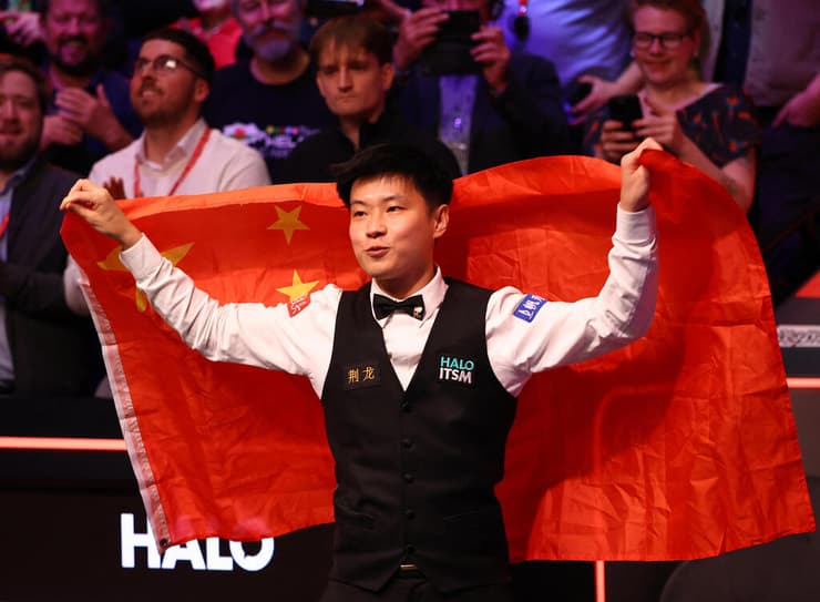 הסיני הראשון שעושה זאת (צילום: Reuters/Andrew Boyers) ז'או שינטונג חוגג עם דגל סין