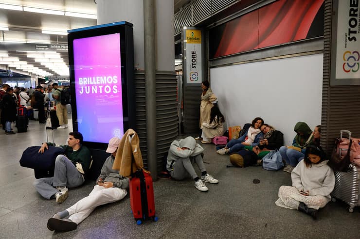 נוסעים תקועים בתחנות רכבת ב מדריד ספרד בעקבות שיבושים שנגרמו מגניבת כבלים
