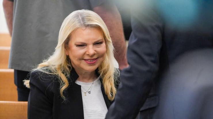 שרה נתניהו נכנסת לעדותה במשפט כנגד סילבי גנסיה בבית הדין האזורי לעבודה בירושלים