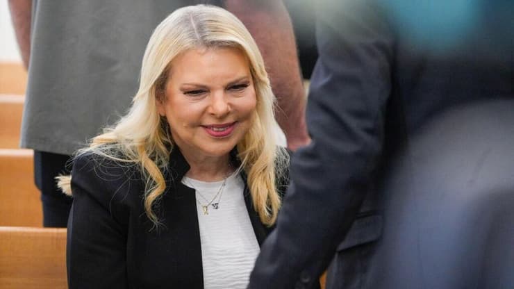 שרה נתניהו נכנסת לעדותה במשפט כנגד סילבי גנסיה בבית הדין האזורי לעבודה בירושלים