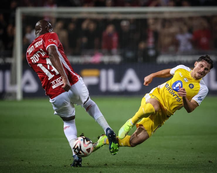 לא נעים. גאריטה בועט בקניקובסקי (צילום: עוז מועלם) קניקובסקי מול גאריטה