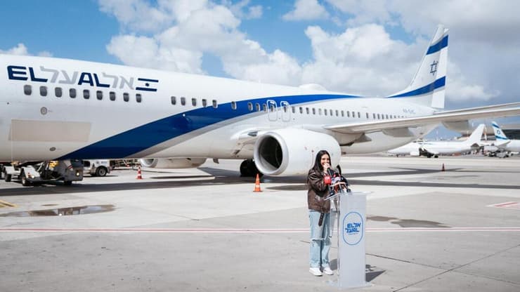 יובל רפאל ממריאה לאירוויזיון 2025 בבאזל (צילום: עפרי ברנע) יובל רפאל ממריאה לאירוויזיון 2025 בבאזל