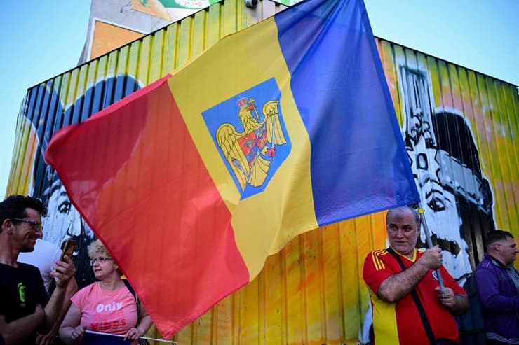 בוטקרשט רומניה תומכיו שלג'ורג' סימיון מועמד הימין הקיצוני חוגגים את ניצחונו בסיבוב הראשון בבחירות לנשיאות רומניה