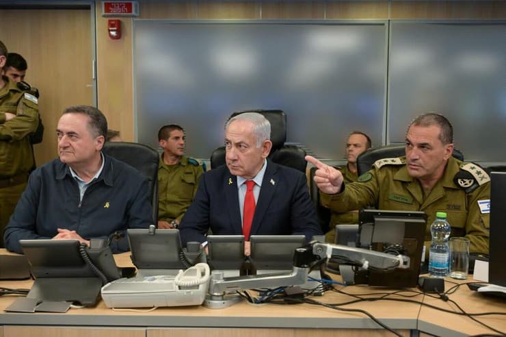 ראש הממשלה בנימין נתניהו בבור חיל-האוויר בקריה בזמן התקיפה בתימן