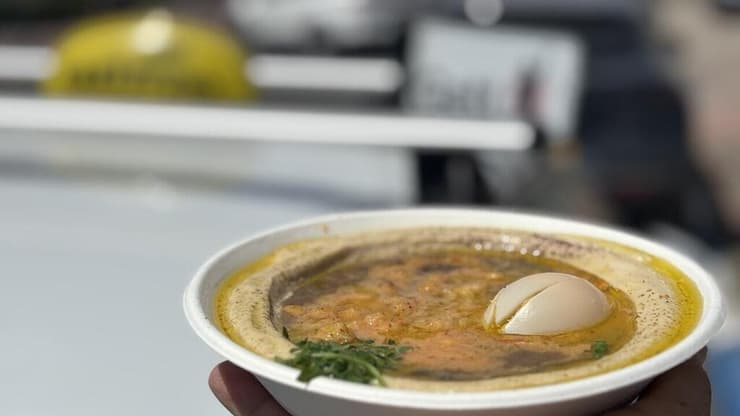 המונה טועם חומוס שייקלה