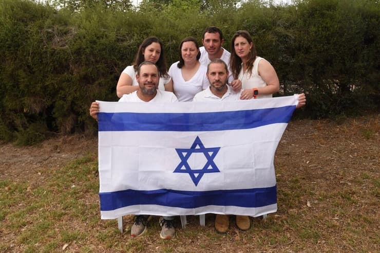 האחים לבית משפחת גולדיטש. "לא יכולים להרשות לעצמנו לוותר על השירות" (צילום: אביהו שפירא) האחים לבית משפחת גולדיטש. "לא יכולים להרשות לעצמנו לוותר על השירות"