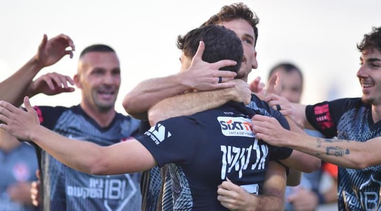 שחקני הפועל תל אביב חוגגים עם אלקוקין ושהר (חגי מיכאלי) שחקני הפועל תל אביב חוגגים עם אלקוקין ושהר