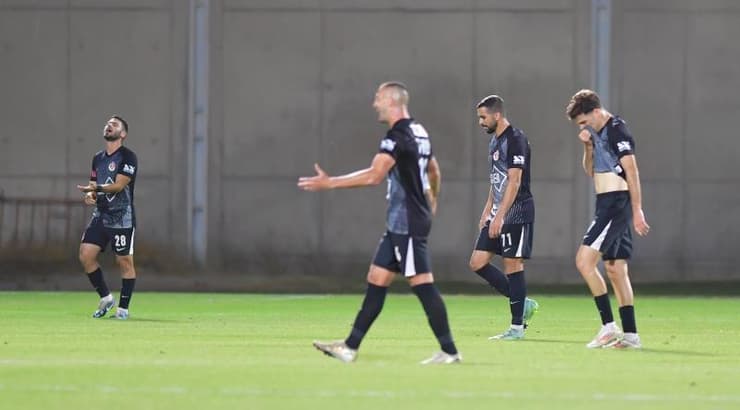 שחקני הפועל תל אביב מאוכזבים (חגי מיכאלי) שחקני הפועל תל אביב מאוכזבים