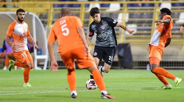 עמית למקין בין שחקני ראשון לציון (חגי מיכאלי) עמית למקין בין שחקני ראשון לציון