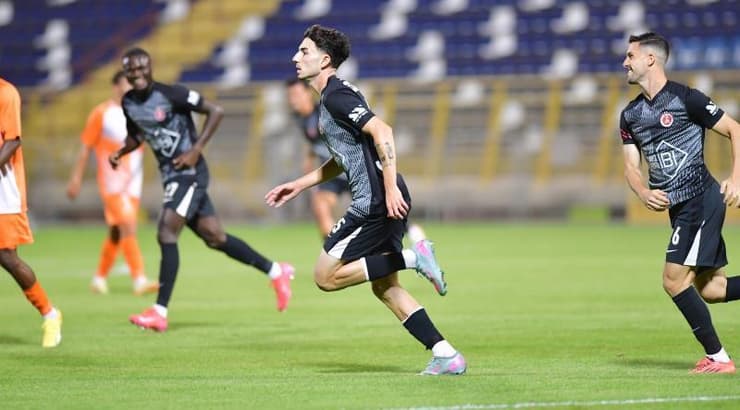 עמית למקין חוגג את השער השני (חגי מיכאלי) עמית למקין חוגג את השער השני