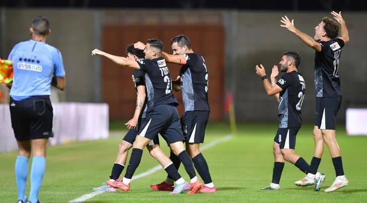 עמית למקין חוגג את השער השני עם שחקני הפועל תל אביב (חגי מיכאלי) עמית למקין חוגג את השער השני עם שחקני הפועל תל אביב