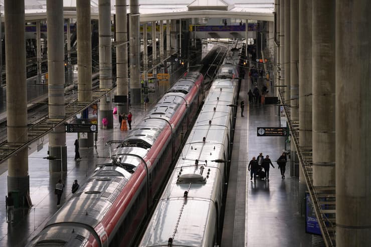 "פעולת חבלה חמורה". רכבות שהושבתו בתחנה במדריד, הבוקר (צילום: AP Photo/Manu Fernandez) רכבת רכבות ב תחנה ב מדריד ספרד