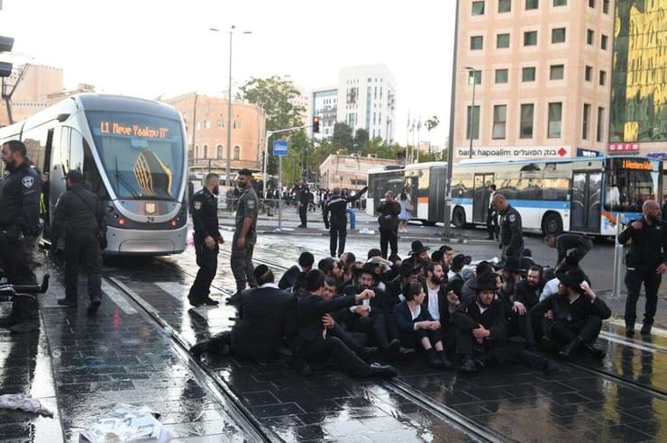 חסימת צומת מרכזי ב ירושלים, הפגנת חרדים נגד גיוס