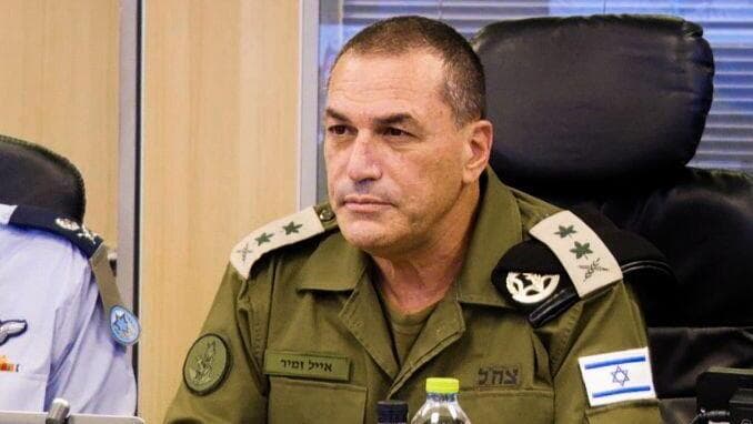 הרמטכ"ל אייל זמיר מבור חייל האוויר במהלך תקיפת צה"ל בתימן