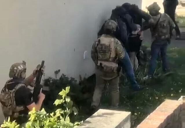 מחוץ לבית חשוד ב טרור שנעצר ב רוצ'דייל בריטניה 4 במאי תא טרור איראני