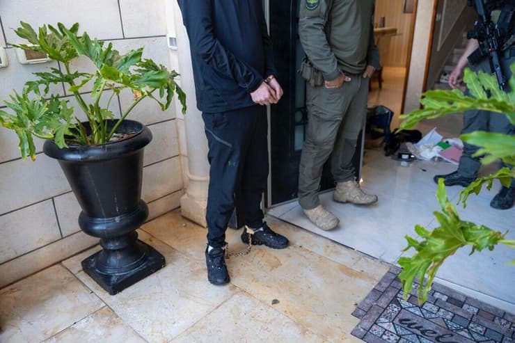 תיעוד ממעצרו של החשוד בפתיחת חברות קש והלבנת סכום של כ-800 מליוני שקלים עבור ארגון הפשע "בכרי"