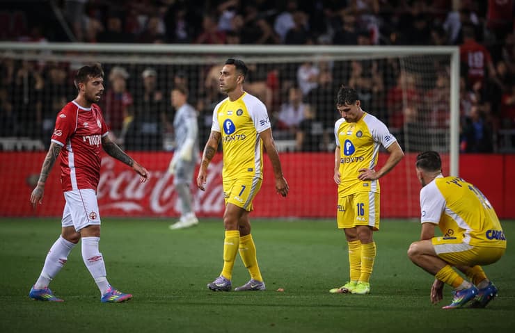 שחקני מכבי ת"א מאוכזבים בסיום (צילום: עוז מועלם) שחקני מכבי ת"א מאוכזבים בסיום