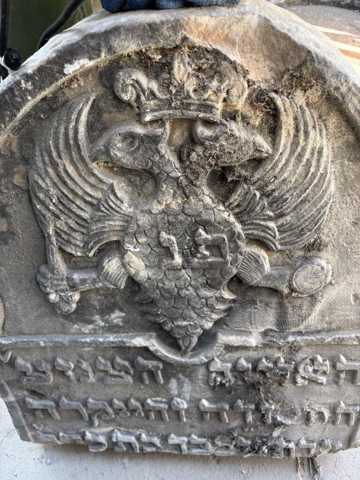 השבת המצבות היהודיות לבית העלמין בפשיסחה, במימונו של ארכיבישוף נוצרי