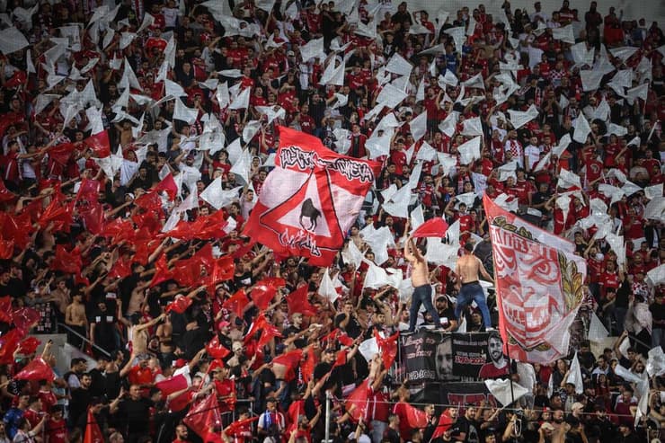 הוכיה להם שהחושים שלה חדים. אוהדי באר-שבע (צילום: עוז מועלם) אוהדי באר-שבע