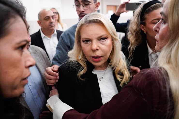 שרה נתניהו נכנסת לעדותה במשפט כנגד סילבי גנסיה בבית הדין האזורי לעבודה בירושלים