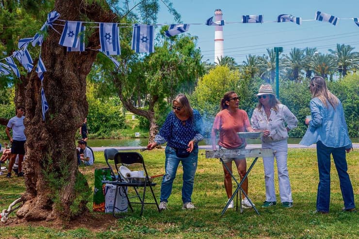 נשים ממנגלות ביום העצמאות