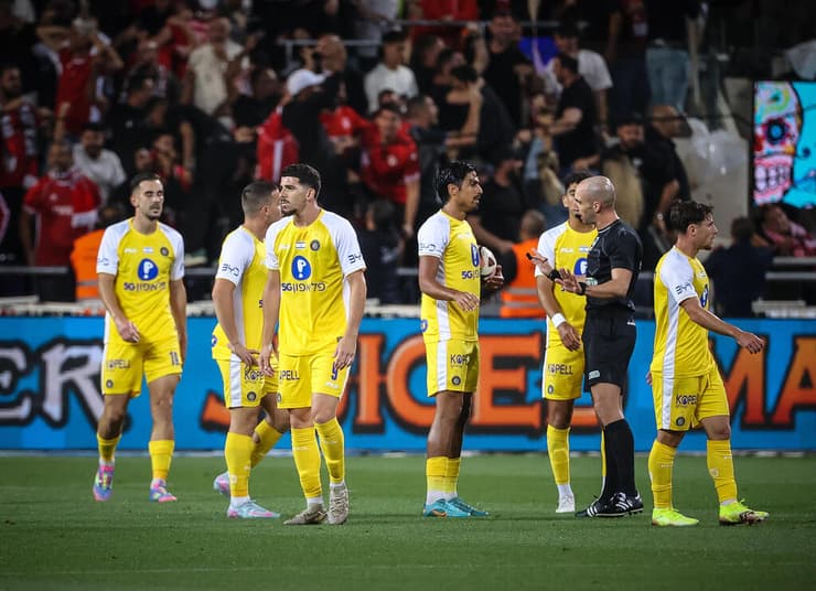 שחקני מכבי ת"א מתלוננים לשופט (צילום: עוז מועלם) שחקני מכבי ת"א מגיעים בטענות לשופט