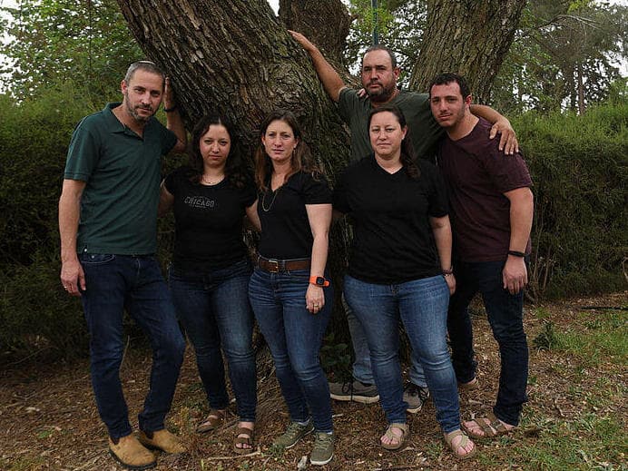 הלוחמים של משפחת גולדיטש. "יקראו לנו - נמשיך להתייצב" (צילום: אביהו שפירא) הלוחמים של משפחת גולדיטש. "יקראו לנו – נמשיך להתייצב"