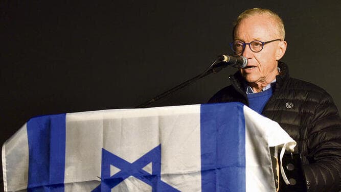 "ברור שאני מעדיף לכתוב סיפורת בדיונית, אבל מגיע רגע שבו אני צריך לזעוק". דויד גרוסמן נואם בהפגנה בירושלים, 2023 (צילום: יואב דודקביץ) yk14356810