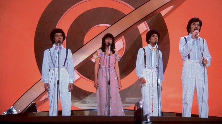 להקת "חלב ודבש" עם הסולנית גלי עטרי, מבצעים את השיר "הללויה" בתחרות האירוויזיון שהתקיימה בבנייני האומה בירושלים, 1979