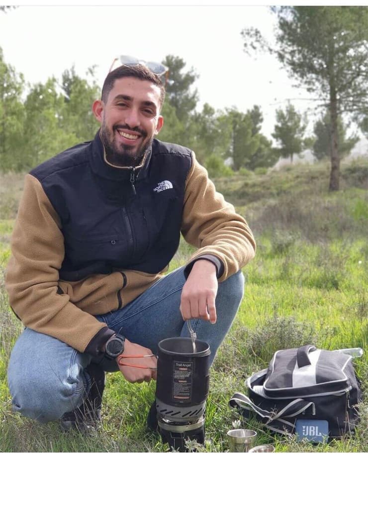 הם הדליקו נרות חנוכה, וחגגו כריסטמס לכבוד אלכס, ודאגו זה לזה. אורי דנינו ז"ל (צילום: באדיבות המשפחה) אורי דנינו ז"ל