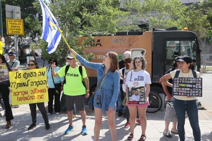 מחאה מחוץ לבית משפט המחוזי ת"א בו מעיד ראש הממשלה