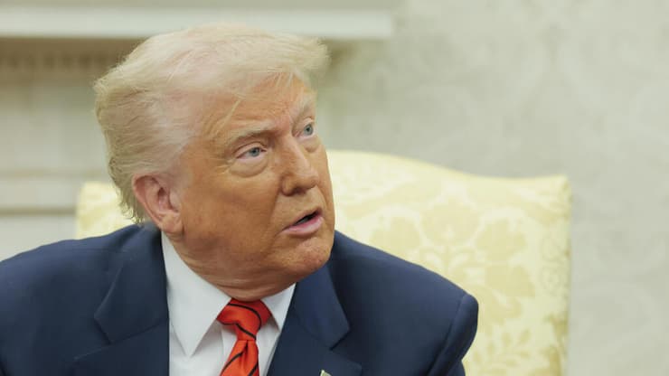 ראש ממשלת קנדה מארק קרני עם נשיא ארה"ב טראמפ בחדר הסגלגל