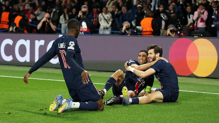 שחקני פ.ס.ז' חוגגים