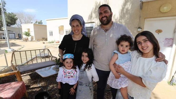 גאולה רבי ומשפחתה חוזרים לקיבוץ כרם שלום