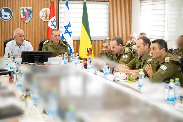 בזמן האזהרה, לפני התקיפה: הרמטכ"ל וראש השב"כ באישור תוכניות לקראת מבצע "מרכבות גדעון" בעזה (צילום: דובר צה״ל) הרמטכ״ל וראש השב״כ מאשרים תוכניות למבצע ״מרכבות גדעון"