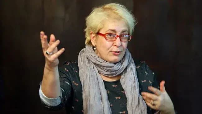 רוסיה יקטרינה ברבש עיתונאית ברחה ממעצר בית ב מוסקבה ל פריז