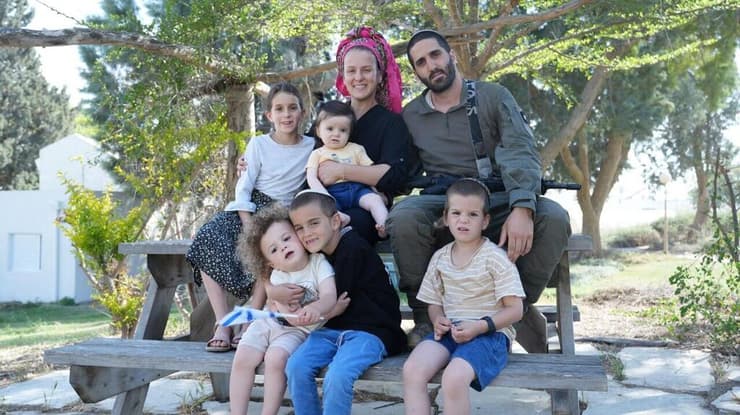 משפחת בן שימול חוזרים לקיבוץ כרם שלום