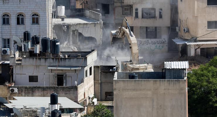 דחפור הורס בתי פלסטינים בנור א-שמס