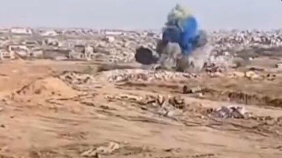 חיילי צה"ל מפוצצים מבנה ברצועה לשם חשיפת מגדרו של עובר