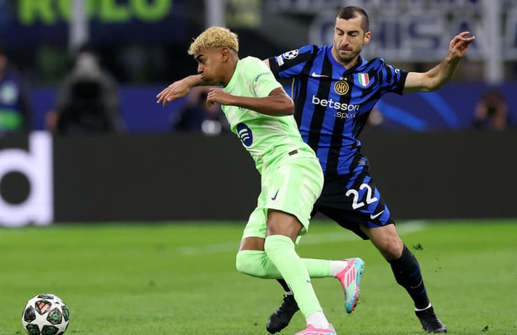 לאמין ימאל וברצלונה מול הנריק מחיטריאן ואינטר, בחצי גמר ליגת האלופות (Carl Recine/Getty Images) שחקן ברצלונה לאמין ימאל מול שחקן אינטר הנריק מחיטריאן