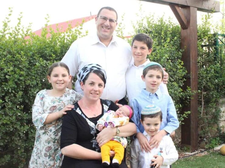 מסע השיקום של איתי רימל שנפצע קשה בתאונת דרכים. במרכז התמונה: אמו ציפי והתינוקת נועם שנהרגו בתאונה 