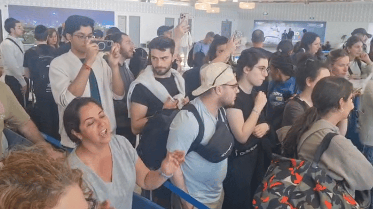 שירת "עם ישראל חי" בטרמינל באדיס אבבה