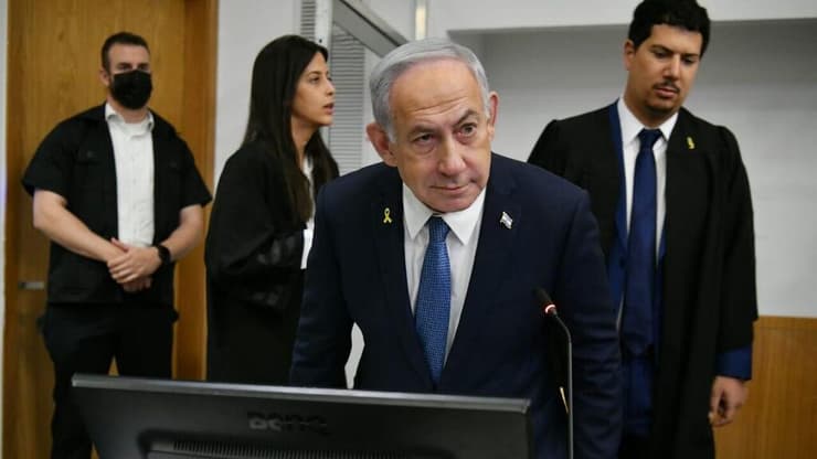 רה"מ בנימין נתניהו נכנס לאולם הדיונים על מנת לתת את עדותו בתיקי אלפים