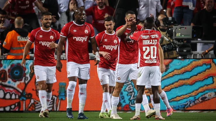 באיפוק. ביטון חוגג עם החברים שער יקר (צילום: עוז מועלם) שחקני הפועל באר-שבע